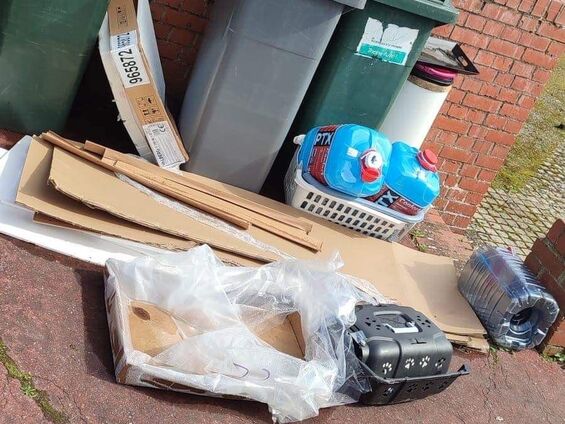 Divers déchets à côté des murets du square Marcel Blauwart