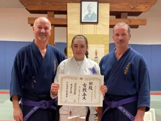 Sarah Durez tenant son diplôme entourée de ses entraineurs Bernard Thébault et Christophe Carton.