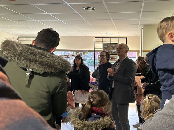 Monsieur le Maire faisant un discours à côté d'Amélie Parsy et Benjamin Burgnies, devant les parents et les enfants