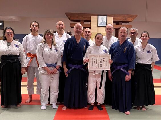 Sarah Durez entourée de Christophe Carton, Bernard Thébault et d'autres pratiquant du Goshindo