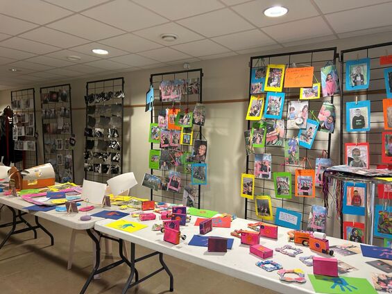 Exposition des travaux sur la photographie des enfants du centre jeune