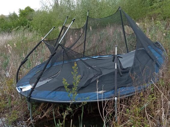 Un trampoline usagé dans la pâture